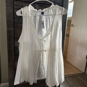 Old Navy Cream Sleeveless Top